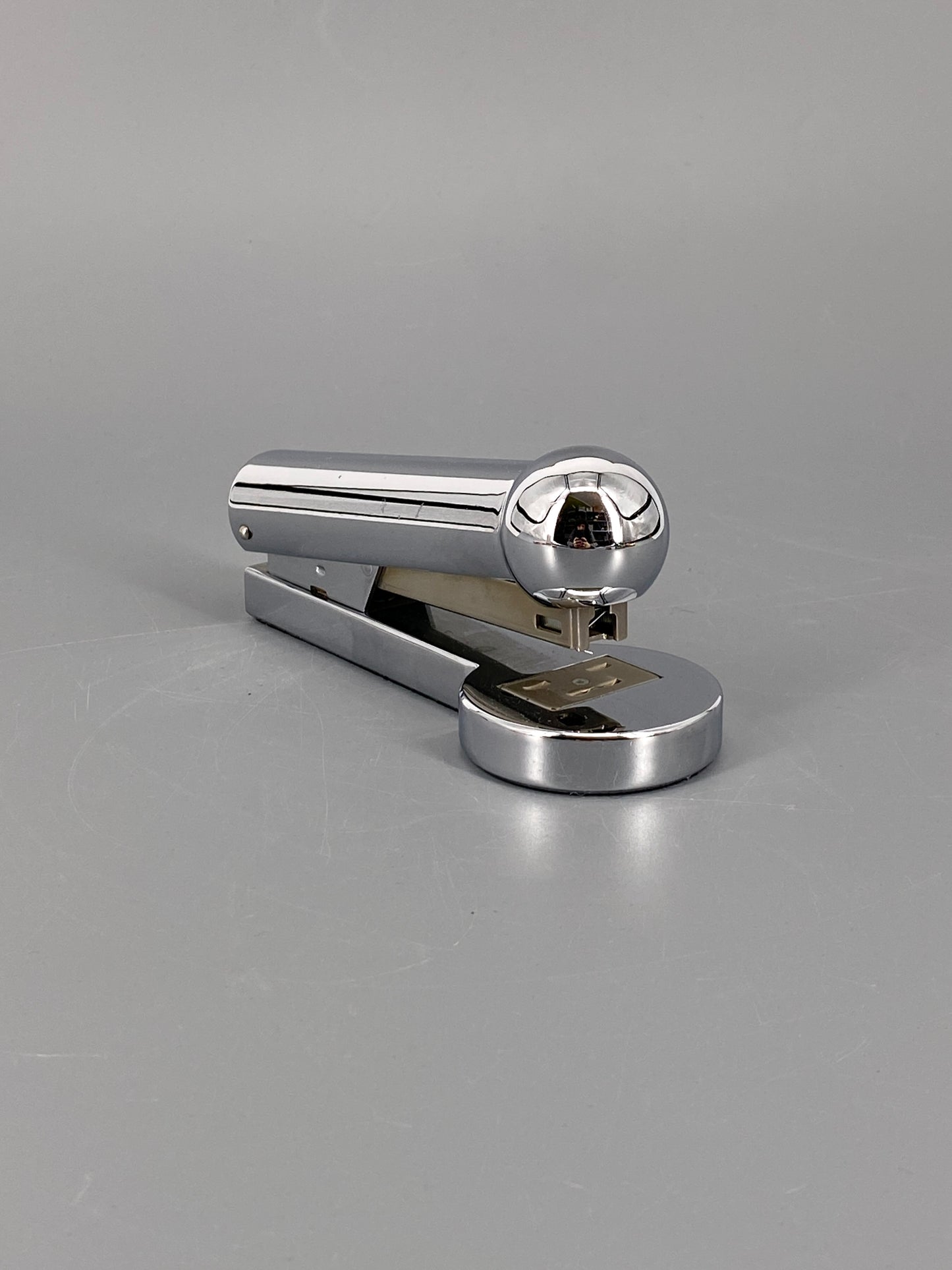 Tacker aus der Serie Classic von Gábor Tesity für emform, Chrom