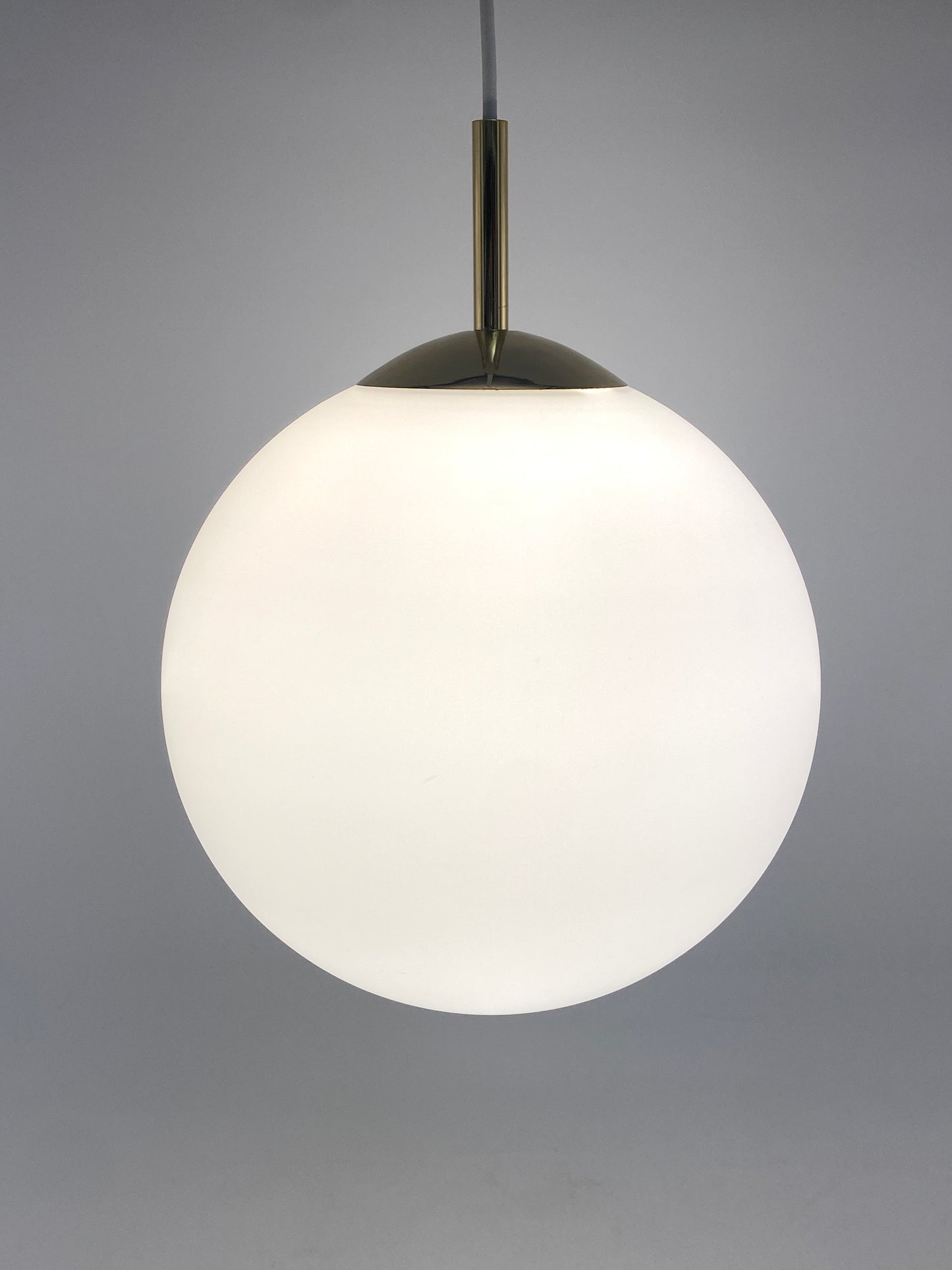 Klassische Kugellampe aus Satinglas