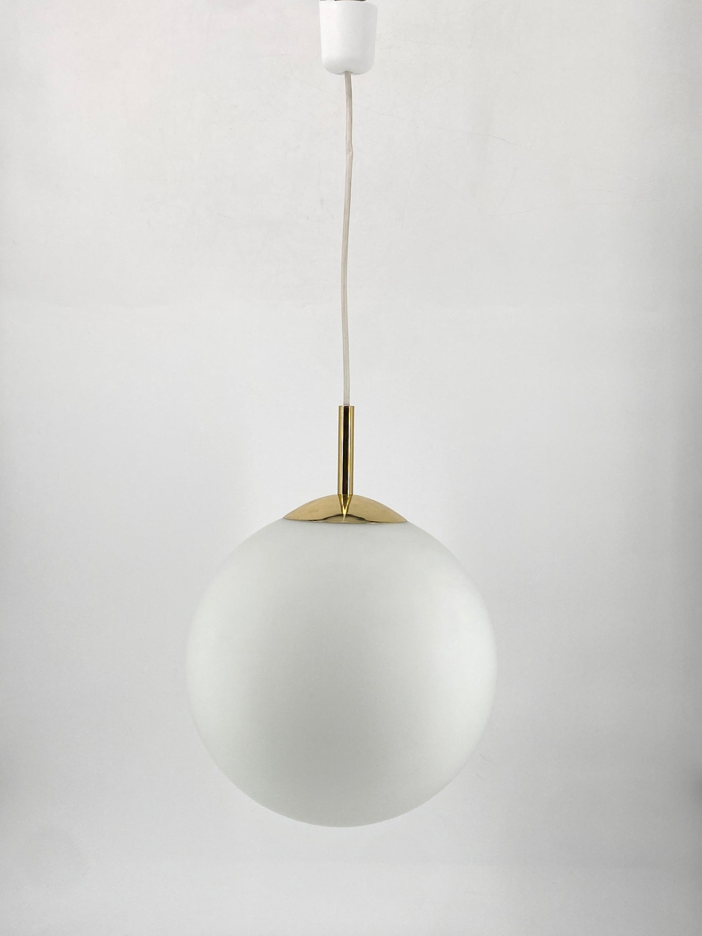 Klassische Kugellampe aus Satinglas