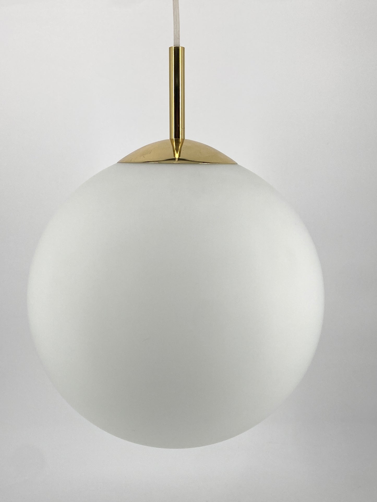 Klassische Kugellampe aus Satinglas