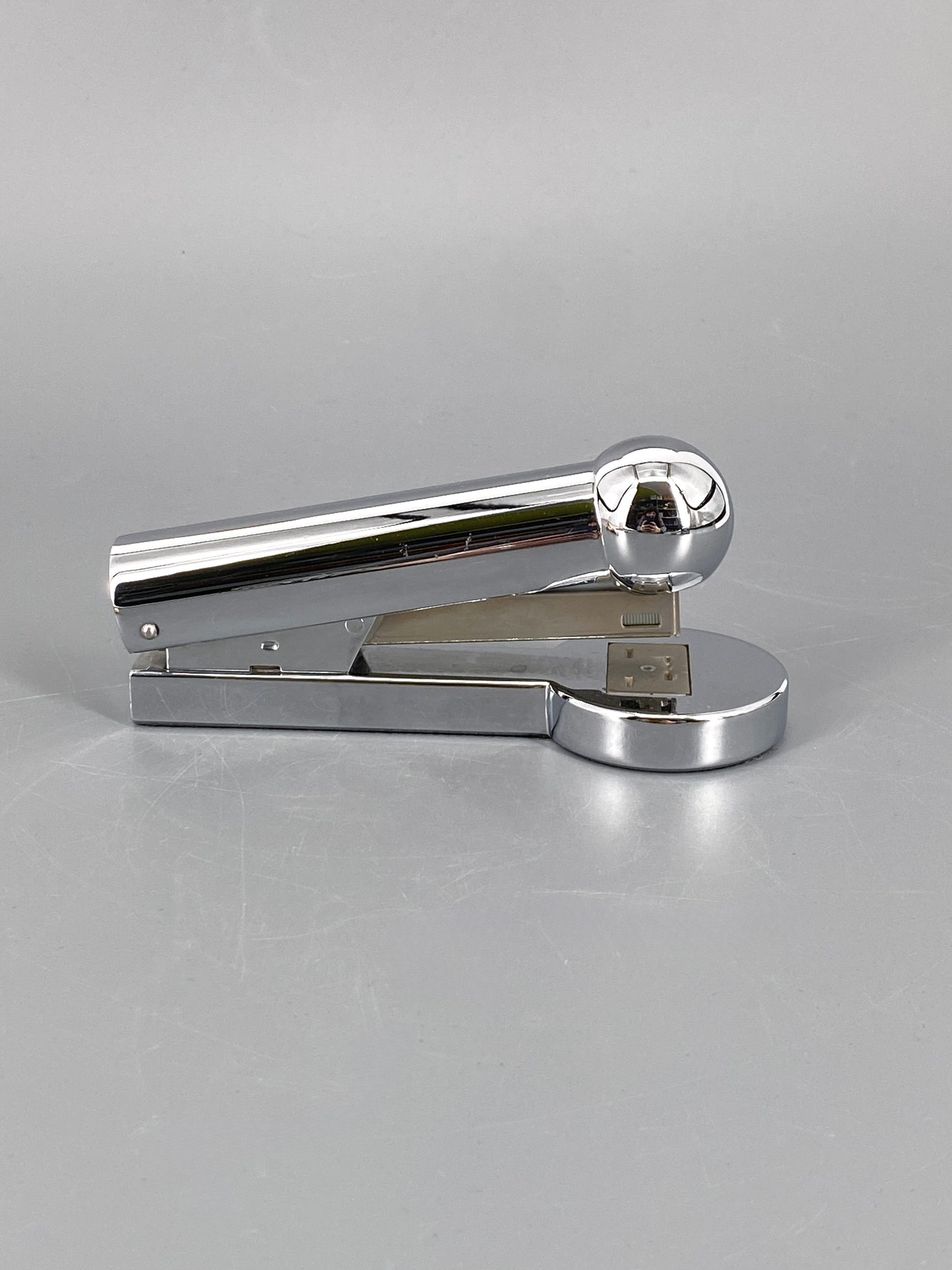 Tacker aus der Serie Classic von Gábor Tesity für emform, Chrom