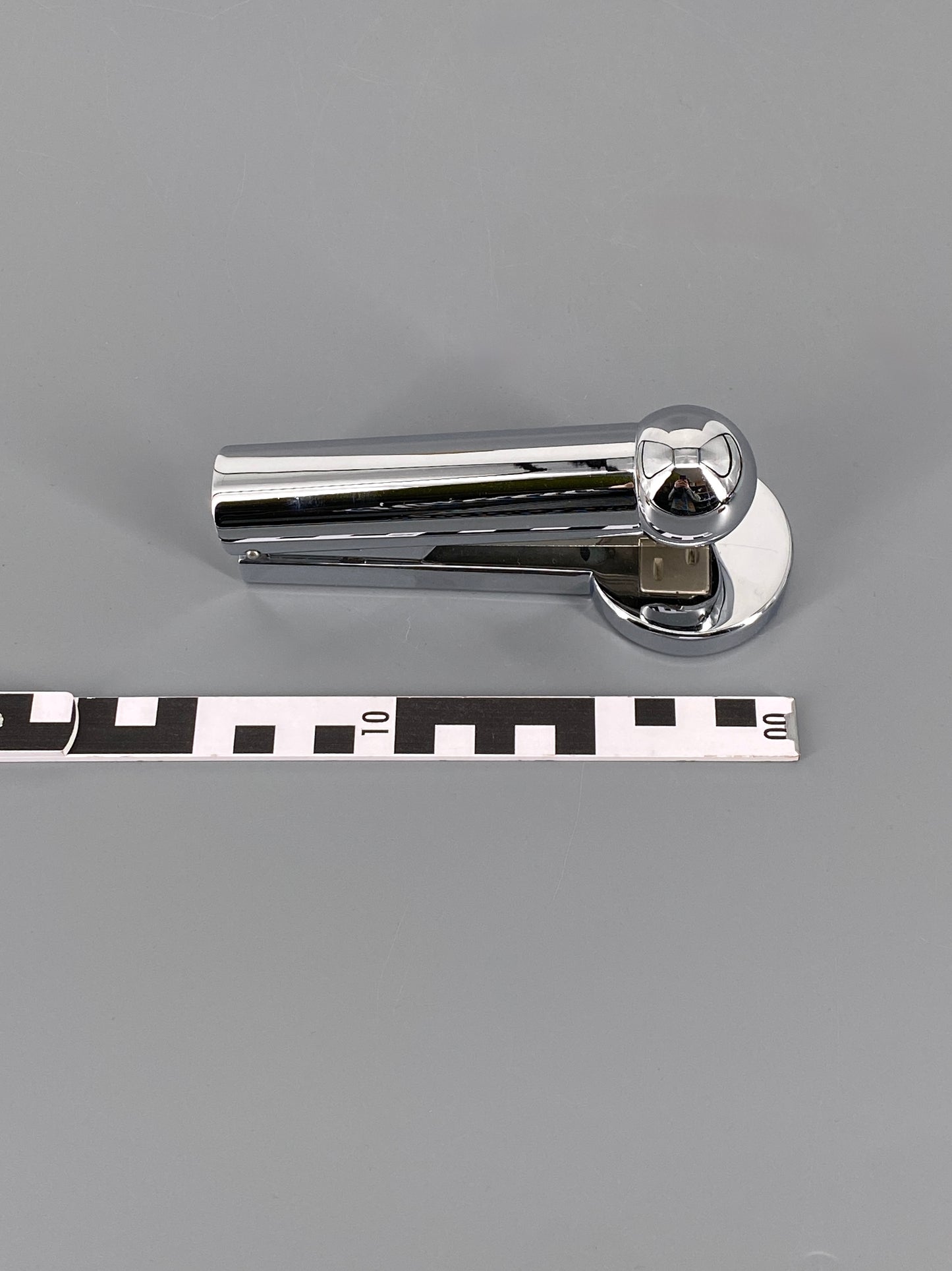Tacker aus der Serie Classic von Gábor Tesity für emform, Chrom