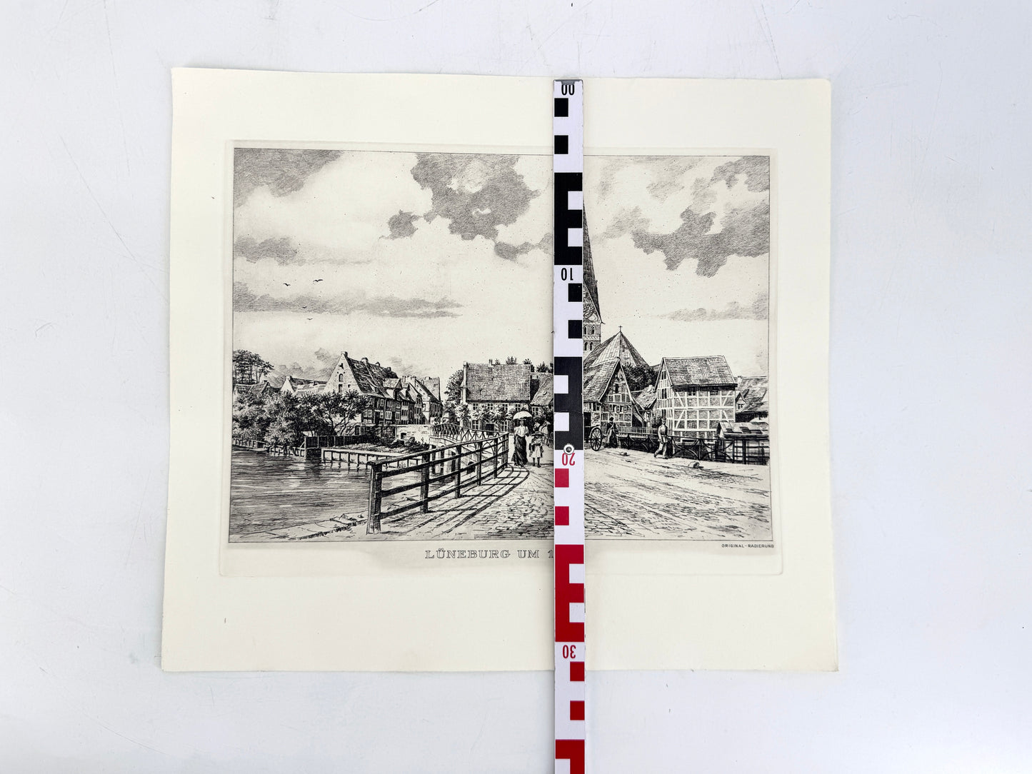 Lüneburg um 1910, St. Johannis und die Ilmenau. Druckgrafik