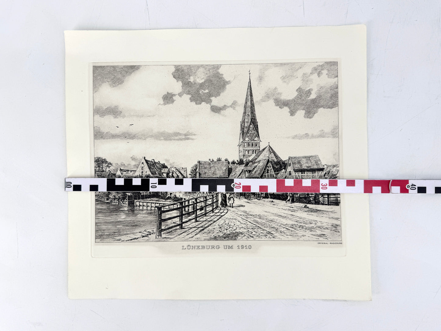 Lüneburg um 1910, St. Johannis und die Ilmenau. Druckgrafik