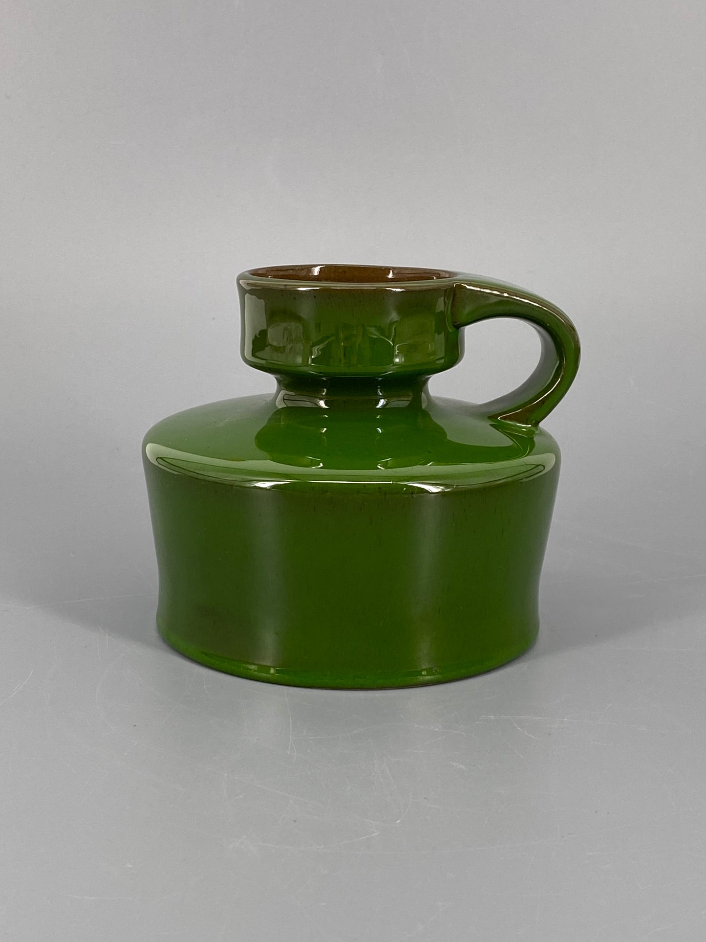 Studiokeramik Vase mit Henkel in Dunkelgrün