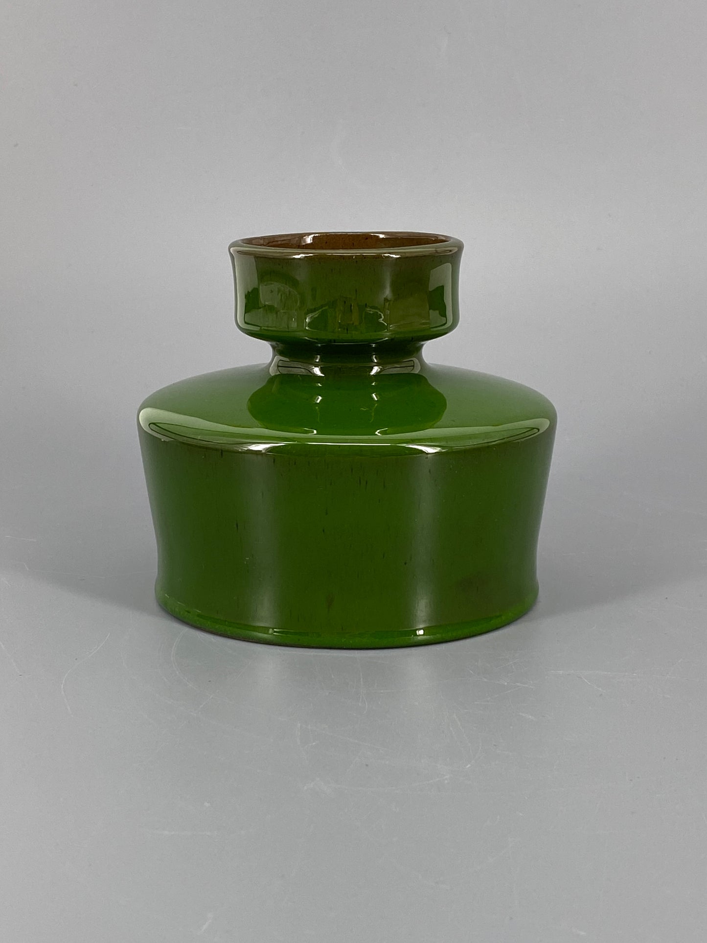 Studiokeramik Vase mit Henkel in Dunkelgrün
