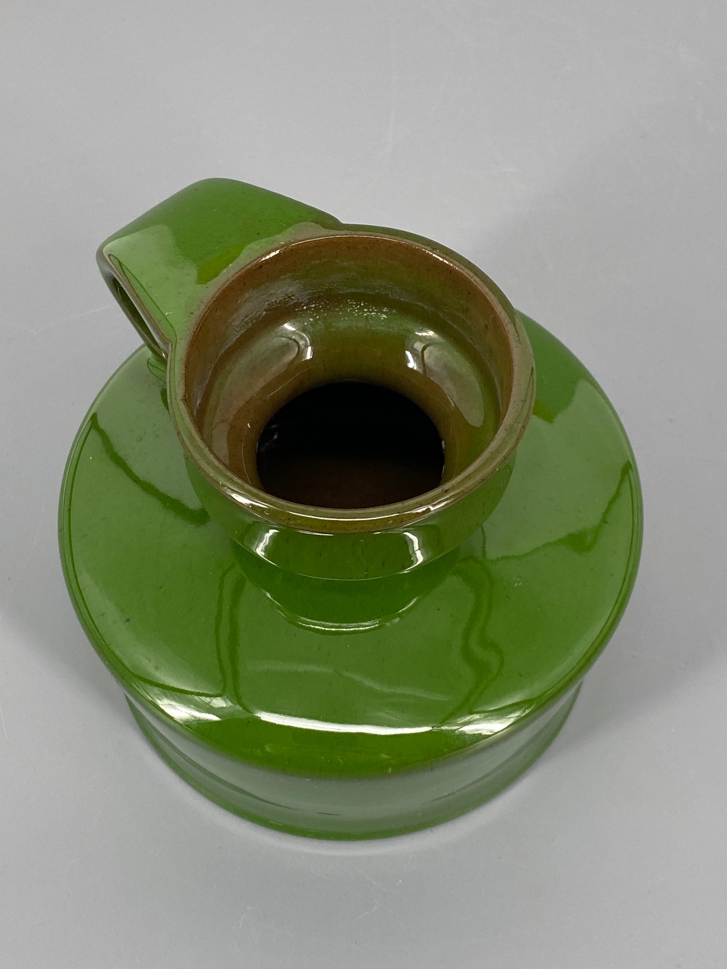 Studiokeramik Vase mit Henkel in Dunkelgrün