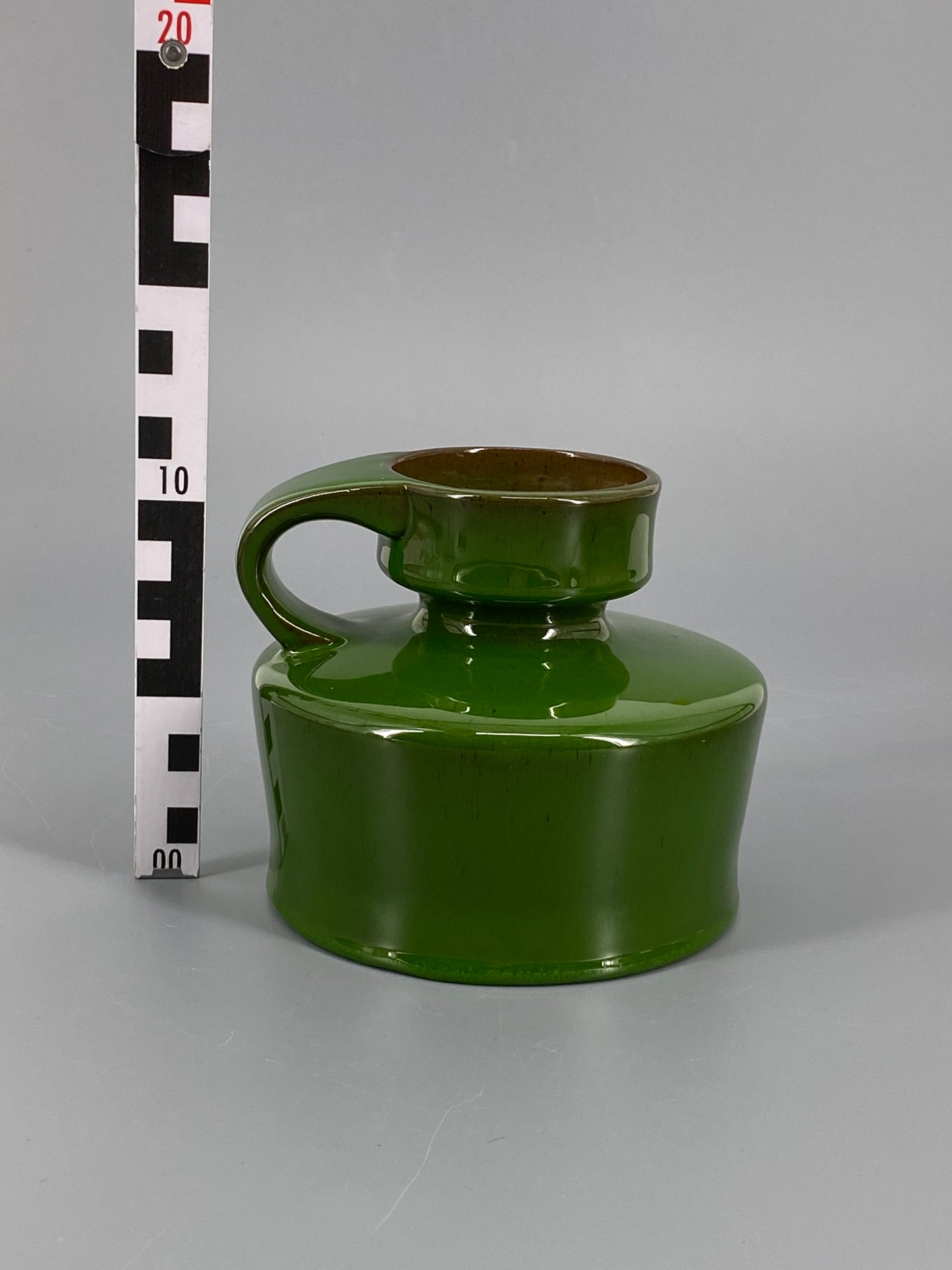 Studiokeramik Vase mit Henkel in Dunkelgrün