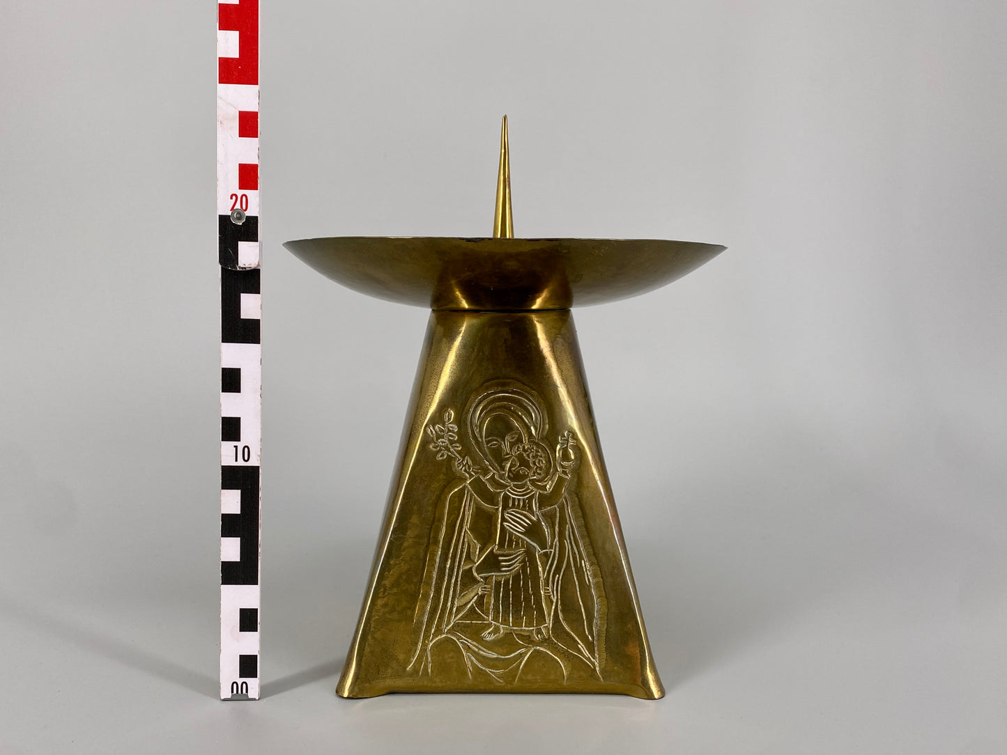 Brutalistischer Kerzenhalter mit "Madonna und Kind" Motiv, 1960/70er