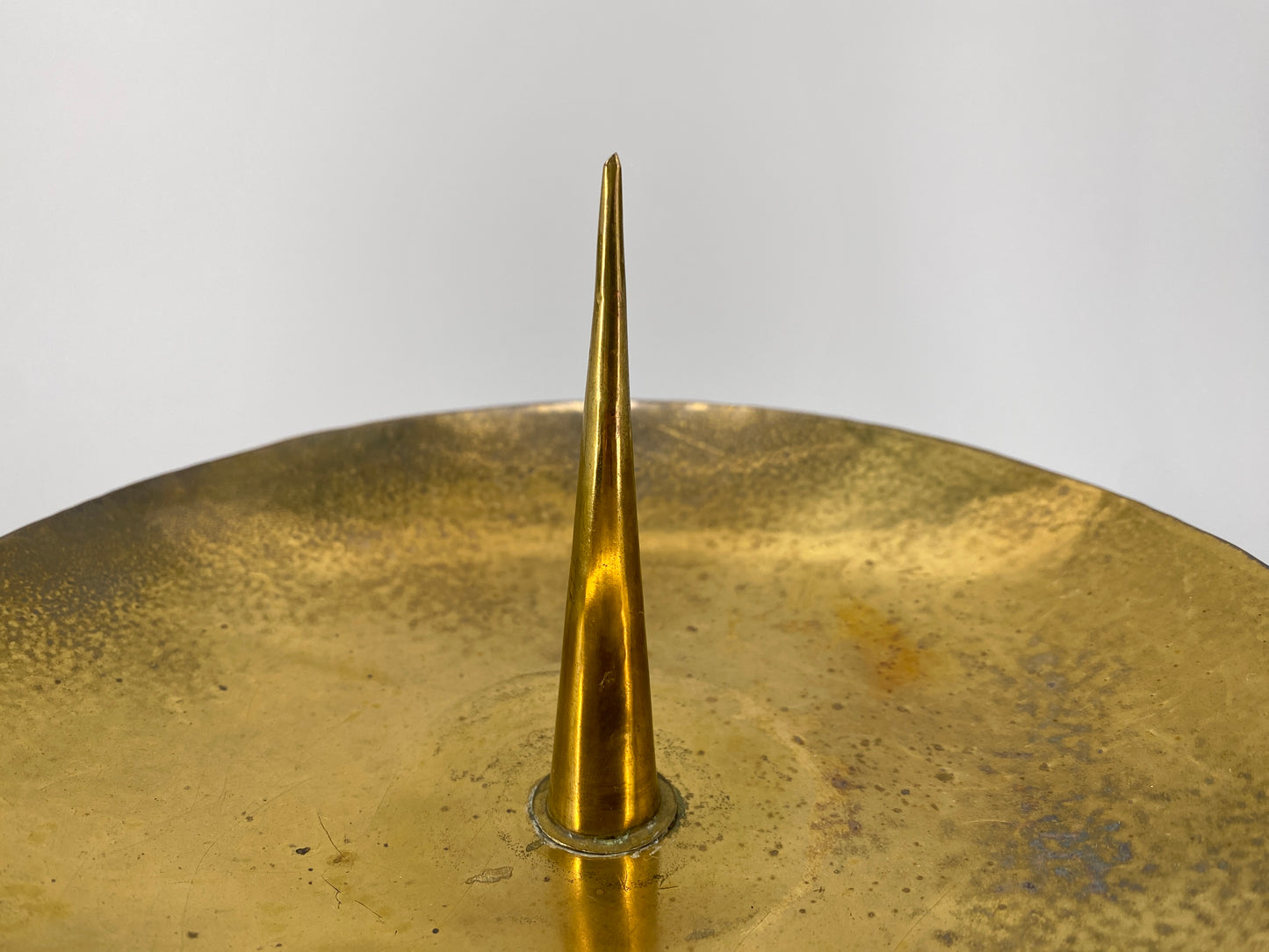 Brutalistischer Kerzenhalter mit "Madonna und Kind" Motiv, 1960/70er