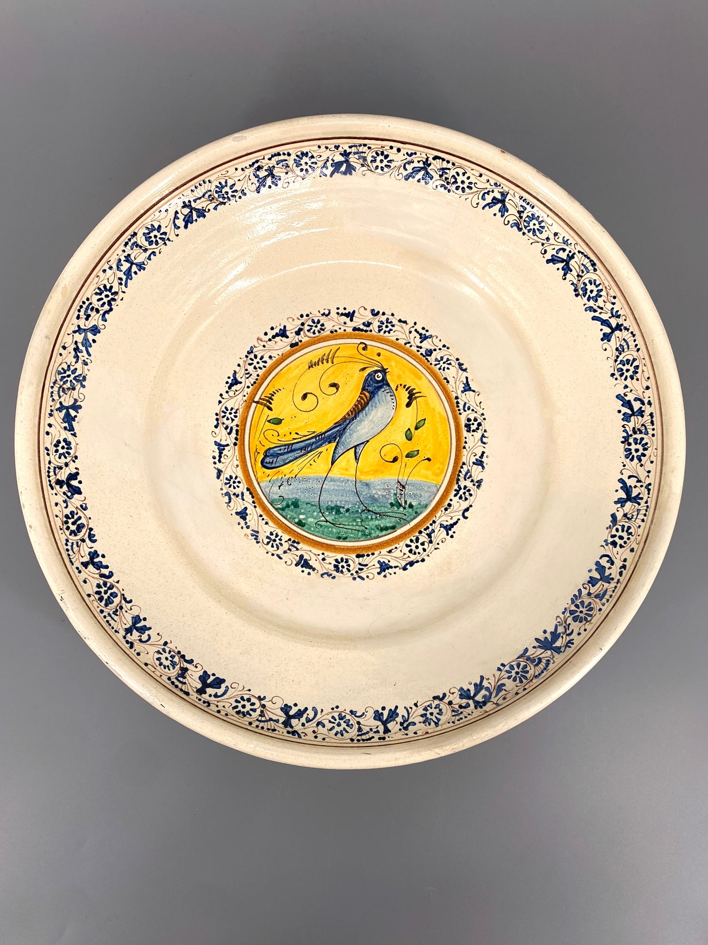 Große Obstschale aus Keramik, mit Vogelmotiv