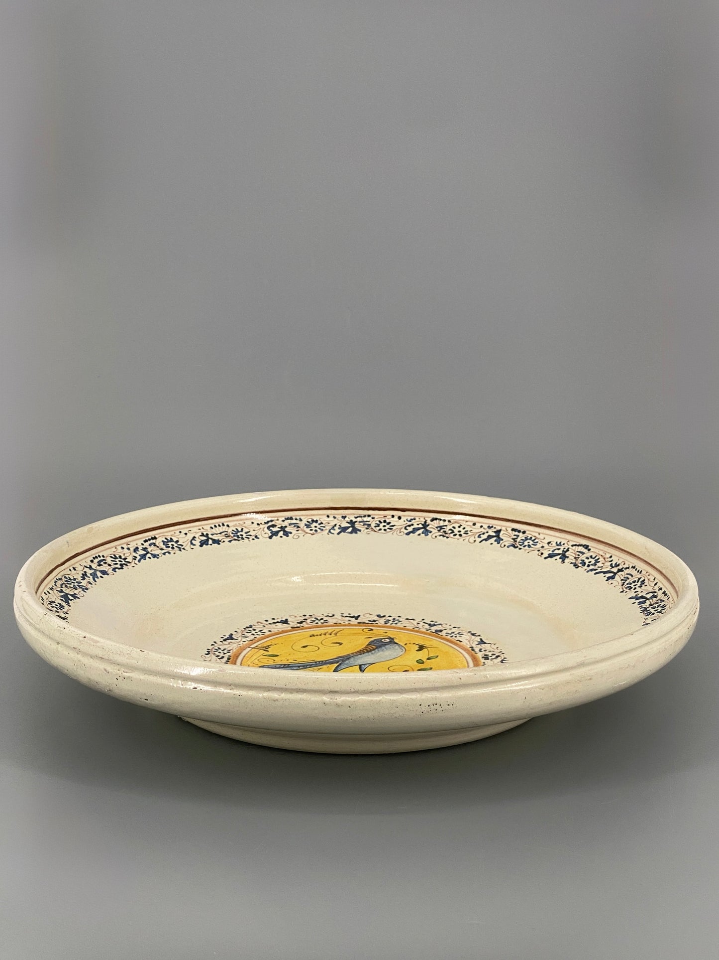 Große Obstschale aus Keramik, mit Vogelmotiv