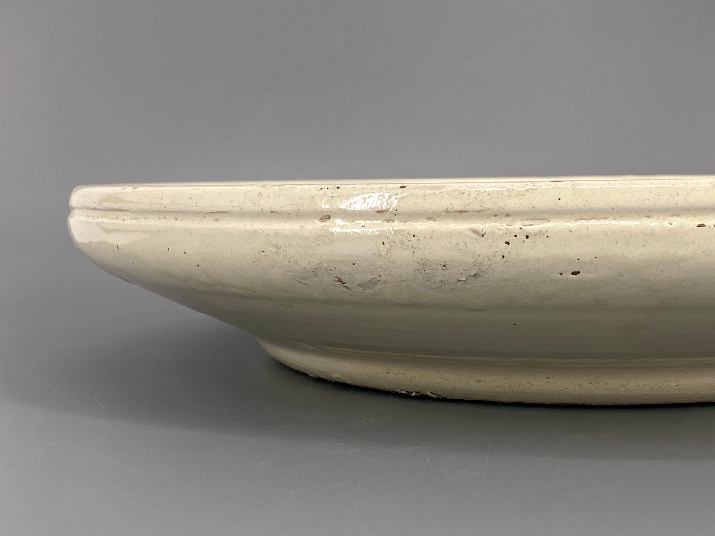 Große Obstschale aus Keramik, mit Vogelmotiv
