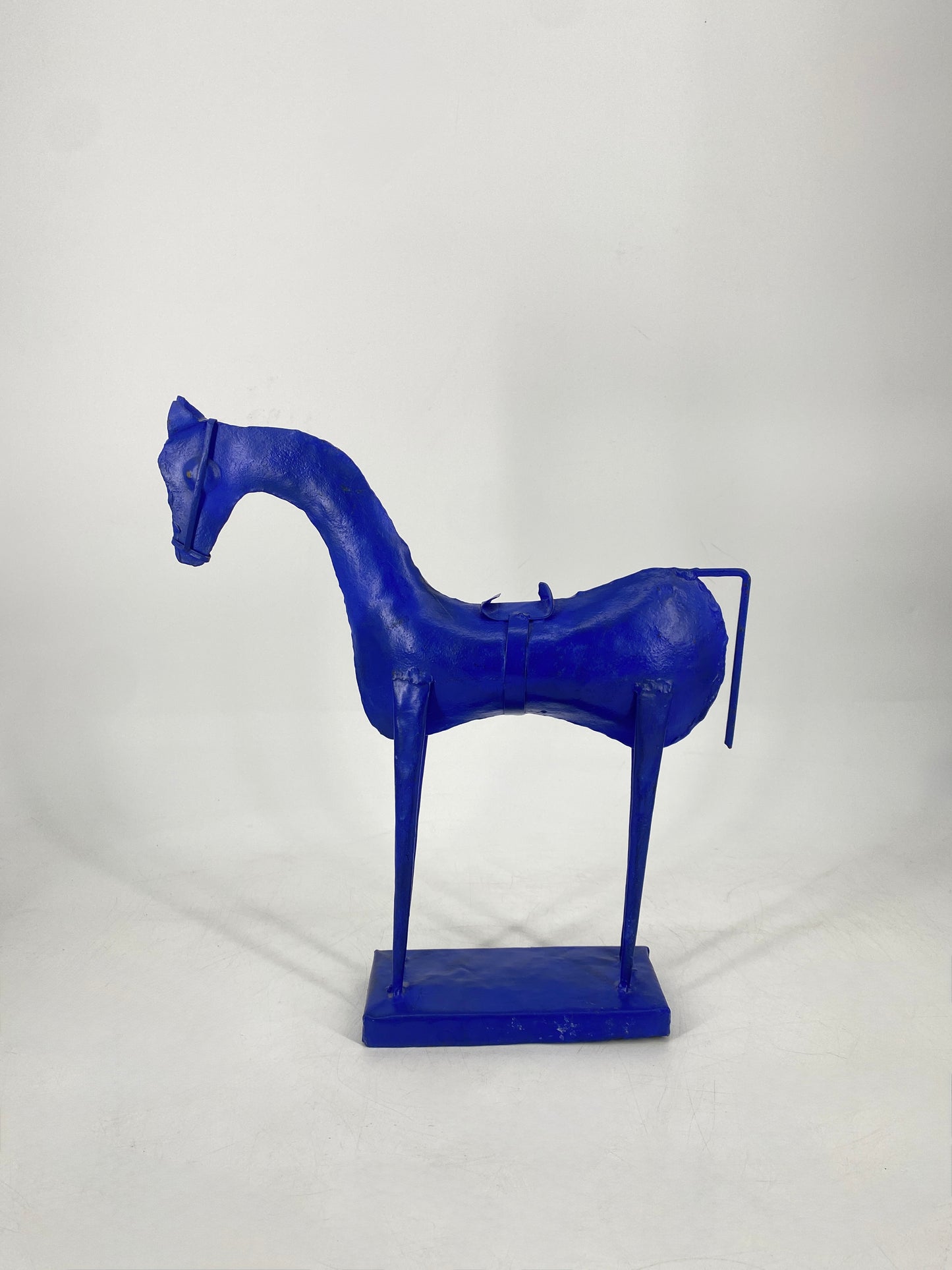 Dekorative blaue Pferdefigur aus Blech