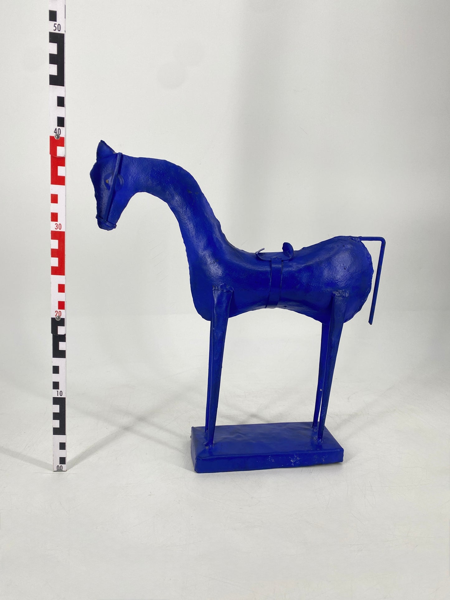Dekorative blaue Pferdefigur aus Blech