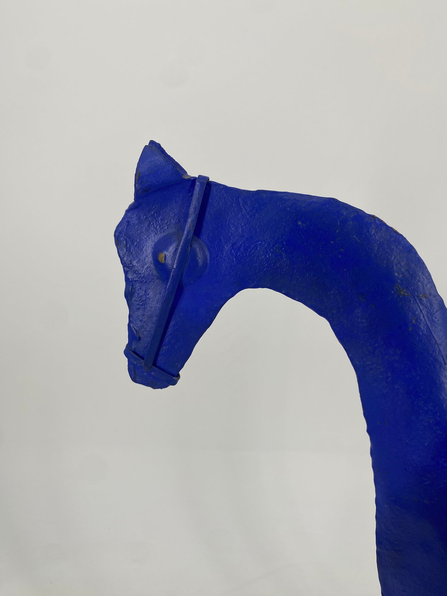 Dekorative blaue Pferdefigur aus Blech