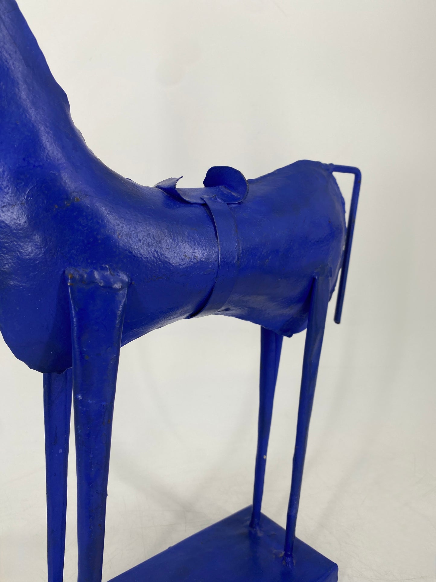 Dekorative blaue Pferdefigur aus Blech