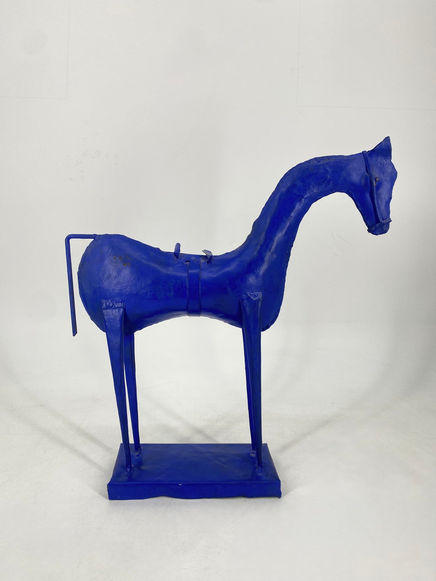 Dekorative blaue Pferdefigur aus Blech