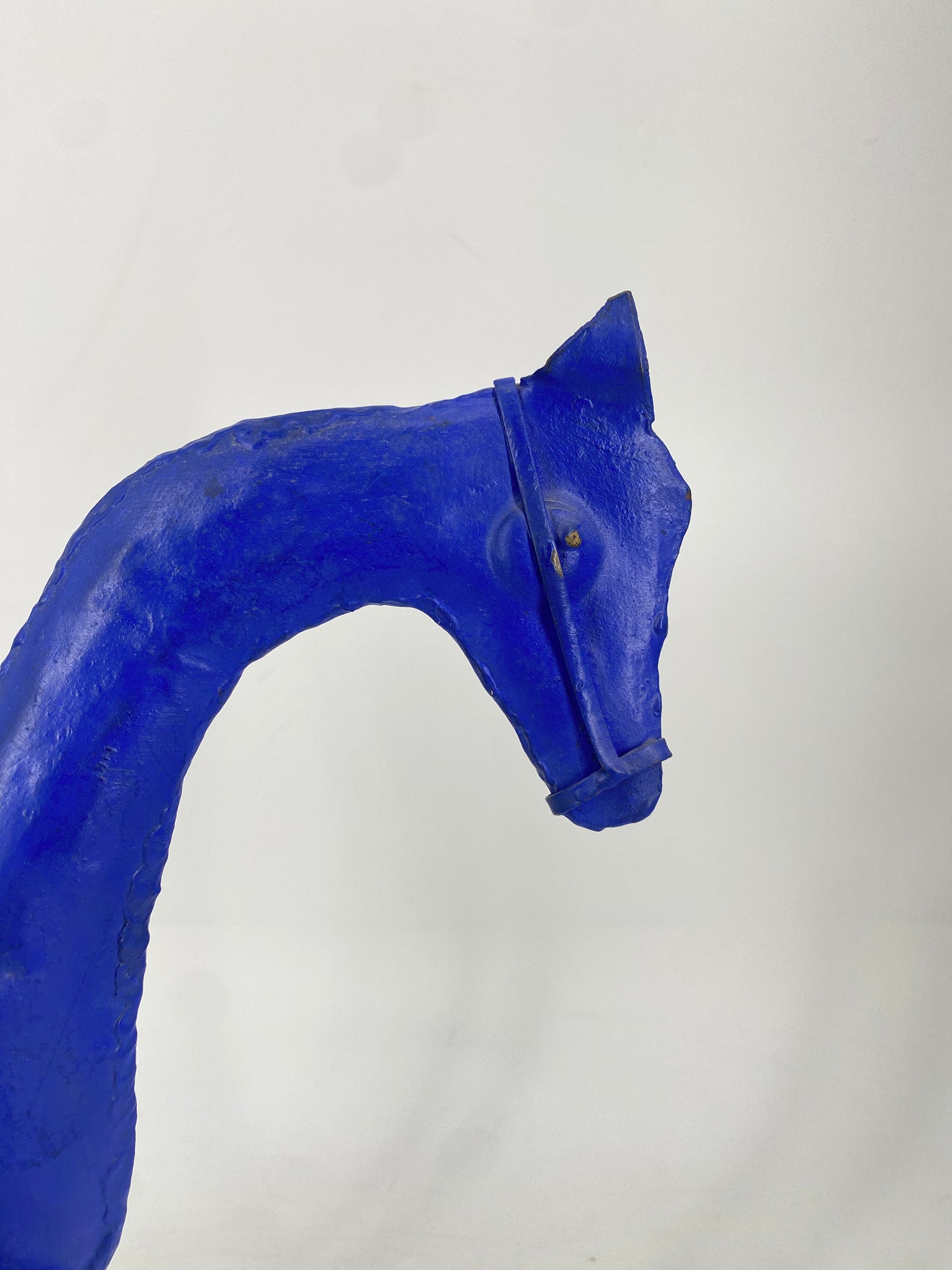 Dekorative blaue Pferdefigur aus Blech