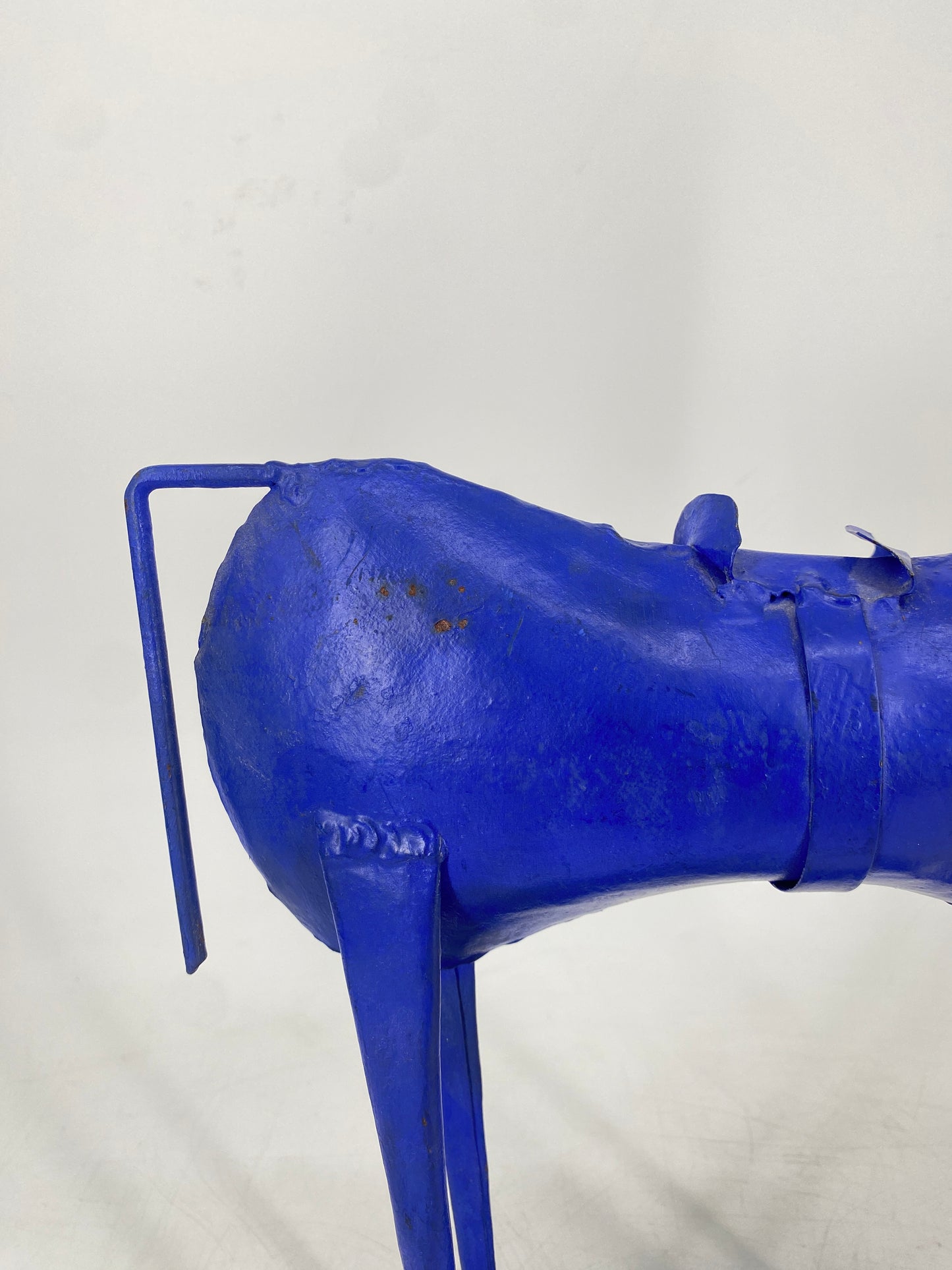 Dekorative blaue Pferdefigur aus Blech