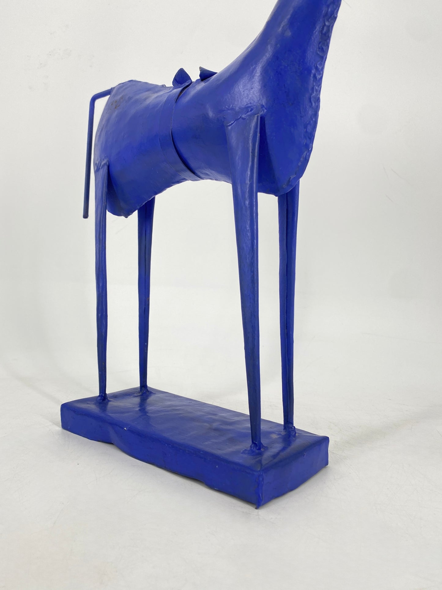 Dekorative blaue Pferdefigur aus Blech