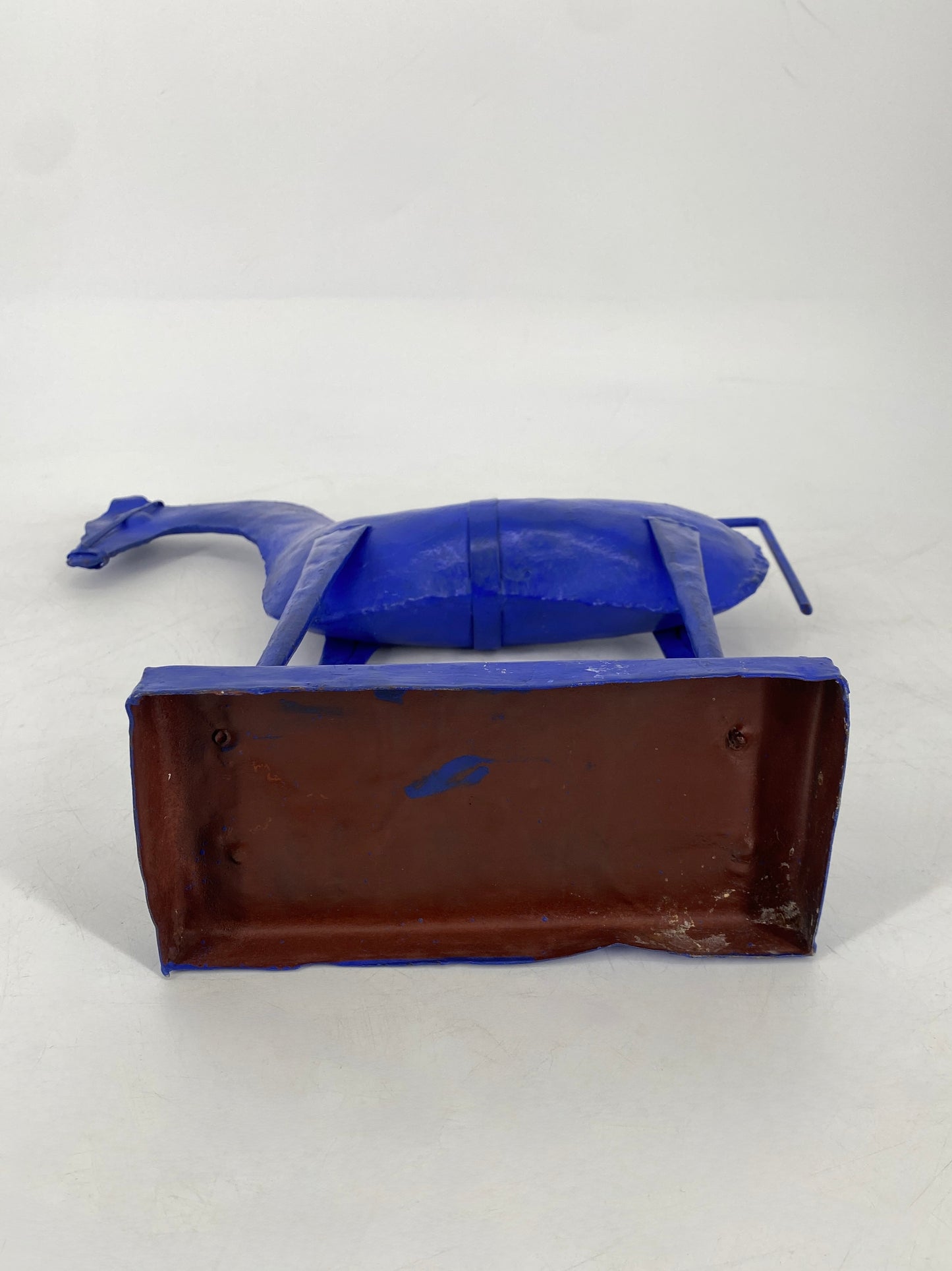 Dekorative blaue Pferdefigur aus Blech