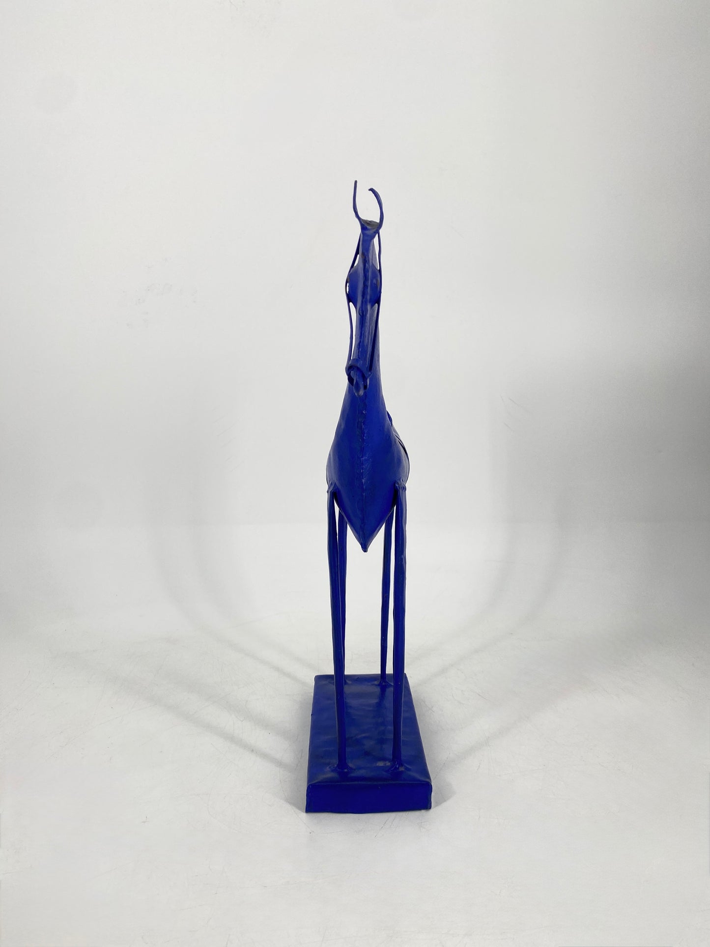Dekorative blaue Pferdefigur aus Blech