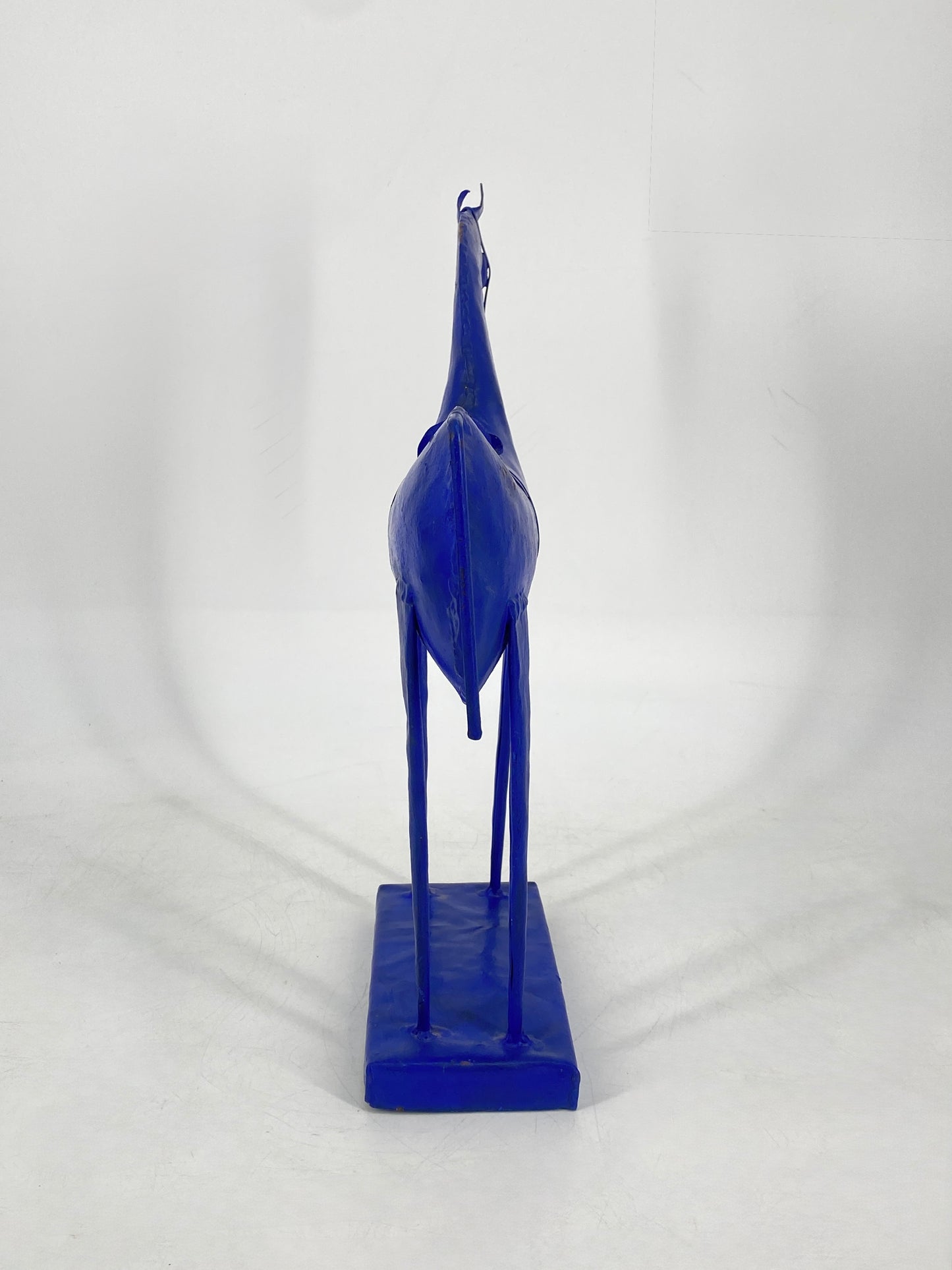 Dekorative blaue Pferdefigur aus Blech