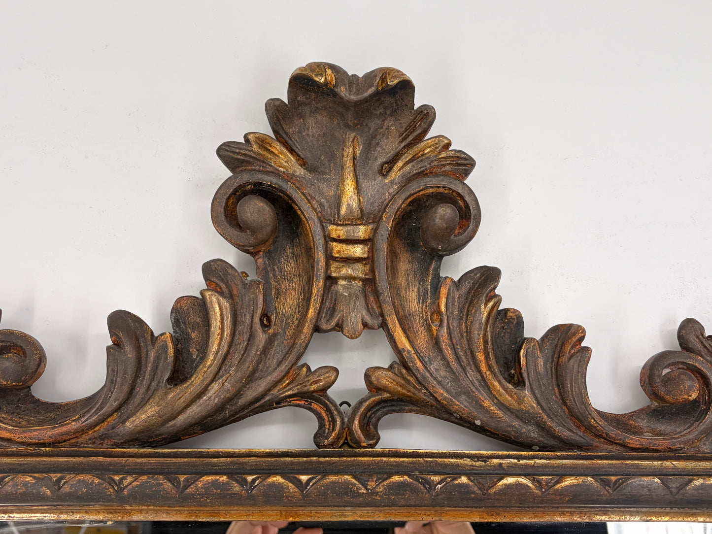 Barock-Stil Wandspiegel mit Ornament-verziertem Rahmen