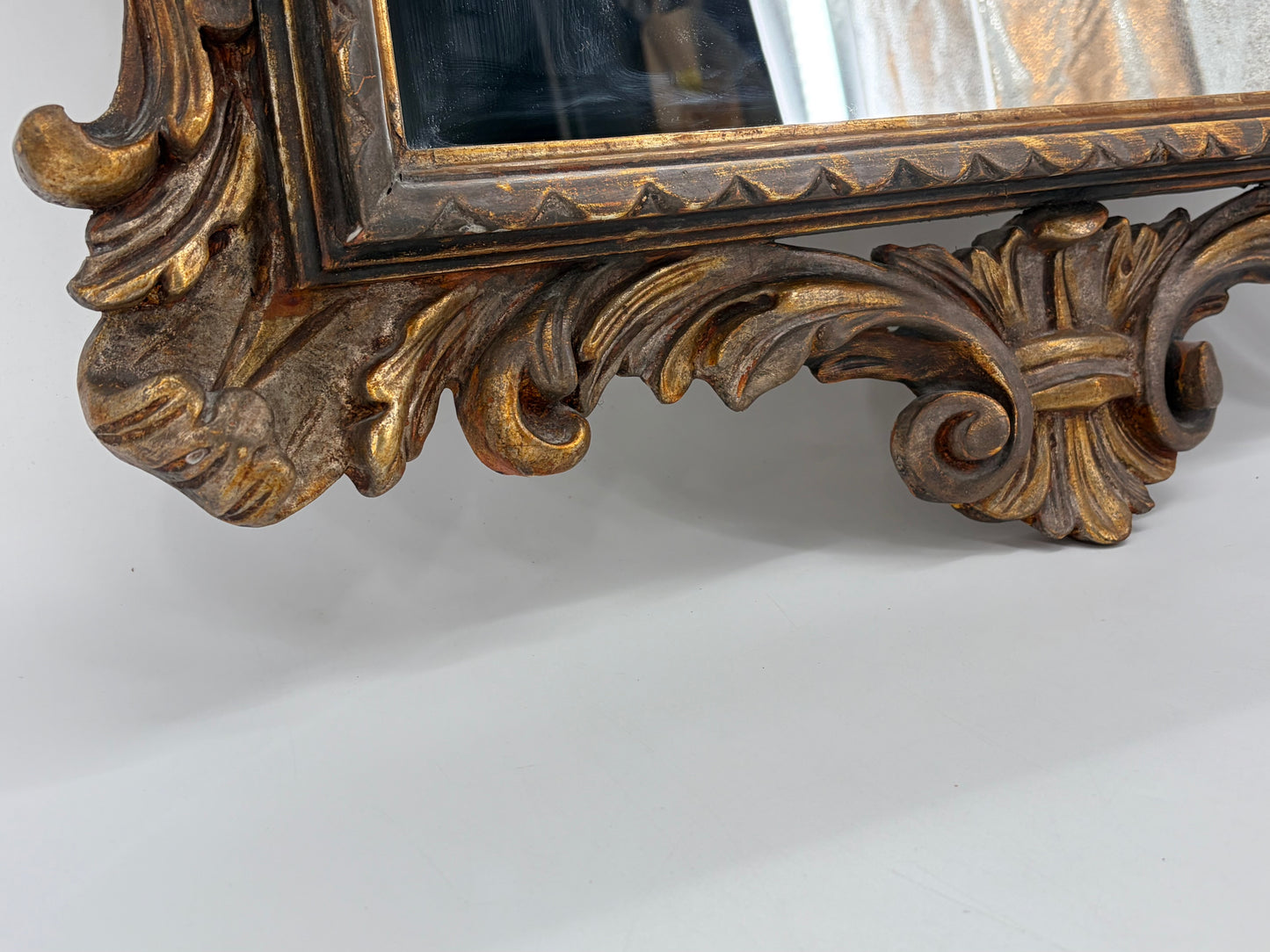 Barock-Stil Wandspiegel mit Ornament-verziertem Rahmen