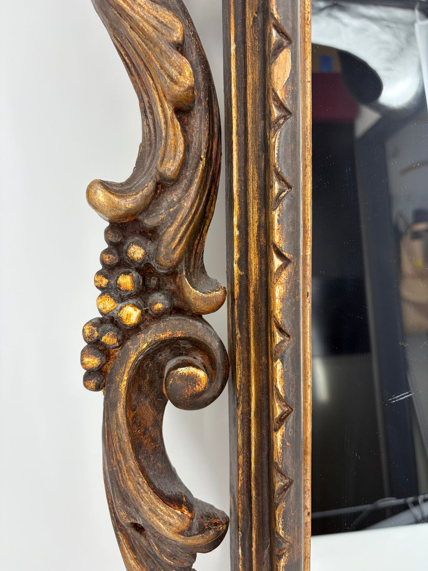Barock-Stil Wandspiegel mit Ornament-verziertem Rahmen