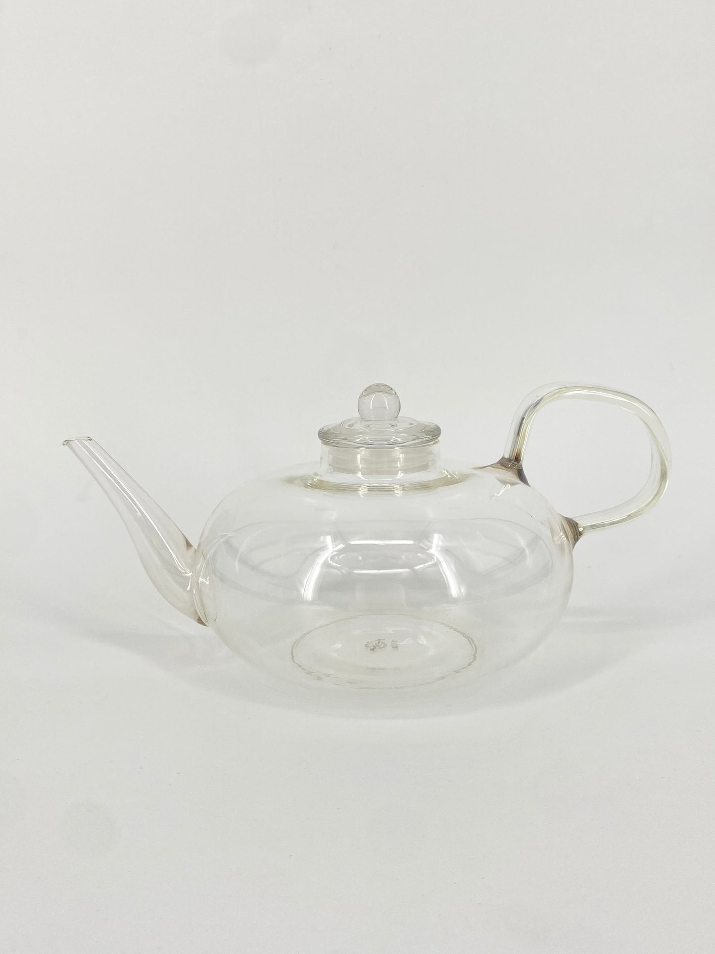 Glas Teekanne entworfen von Wilhelm Wagenfeld