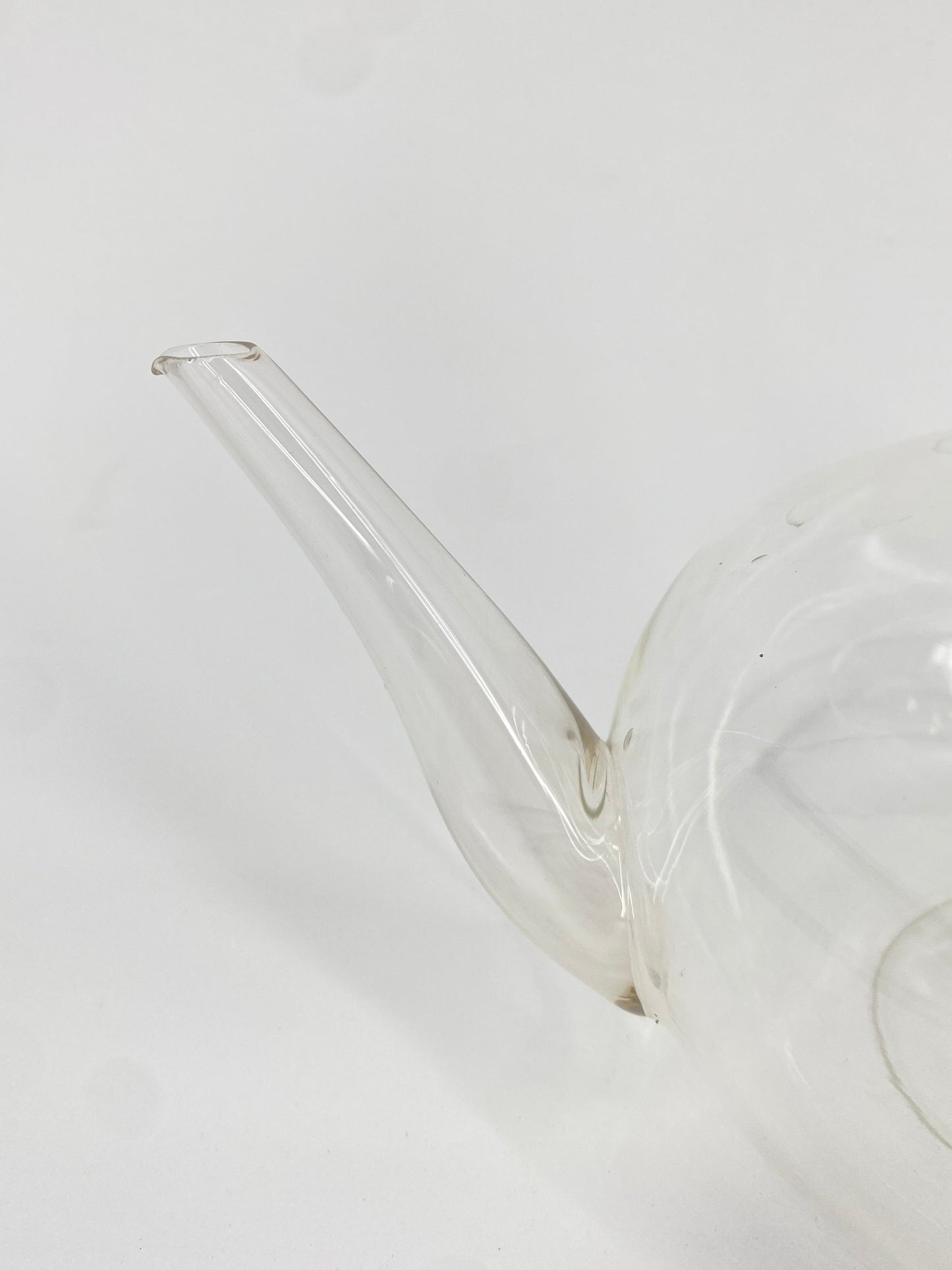 Glas Teekanne entworfen von Wilhelm Wagenfeld