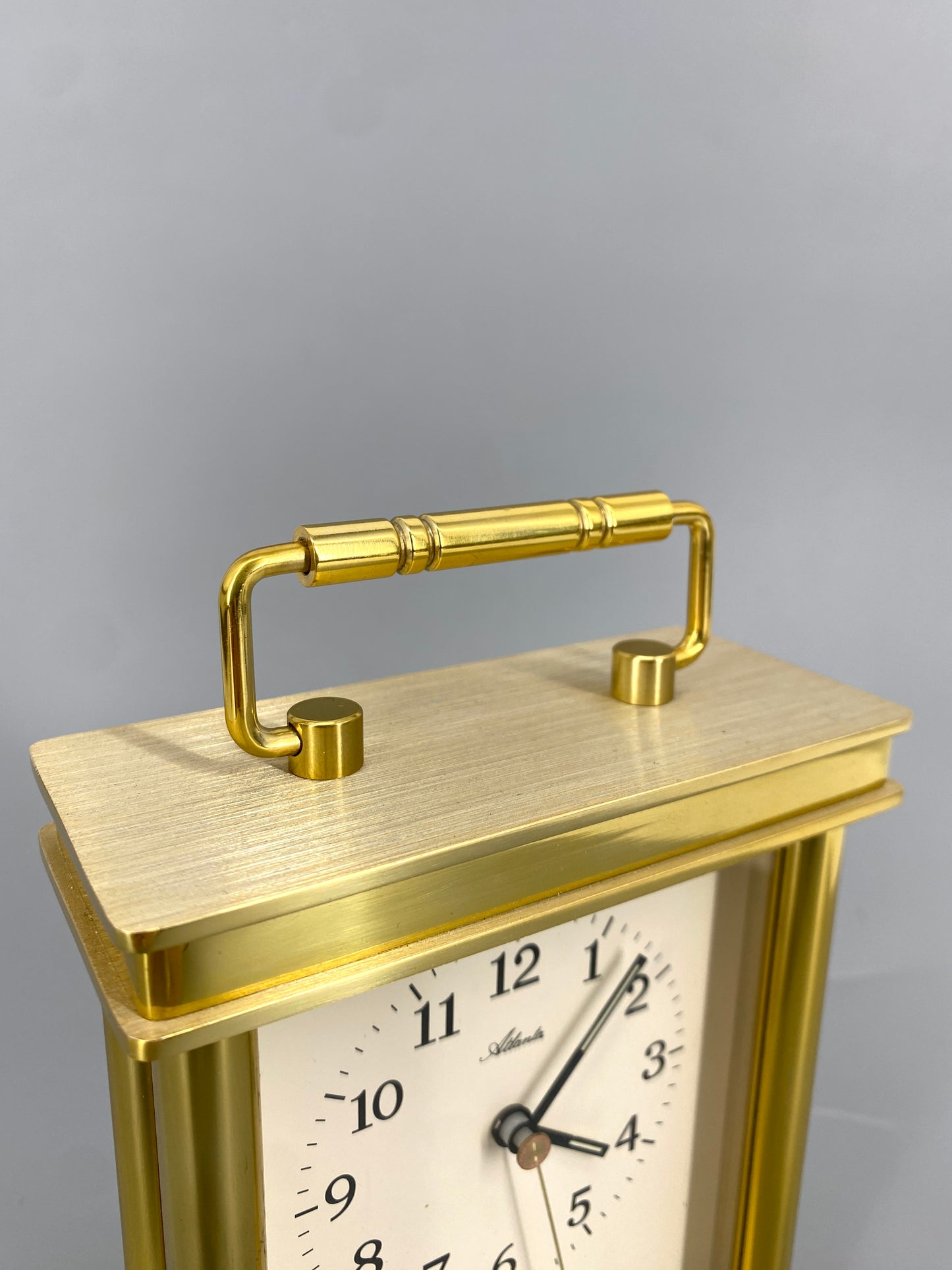 goldene, moderne Portaluhr von Atlanta