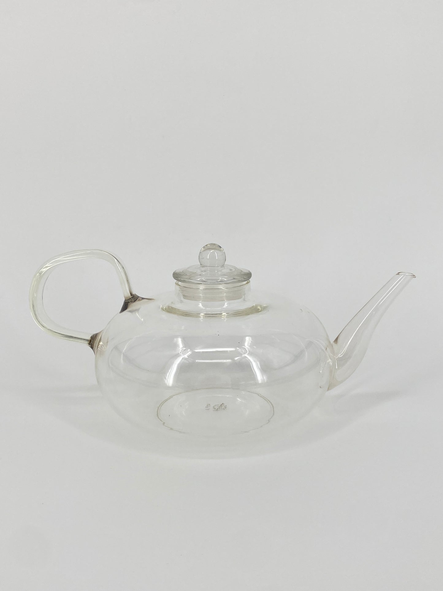 Glas Teekanne entworfen von Wilhelm Wagenfeld