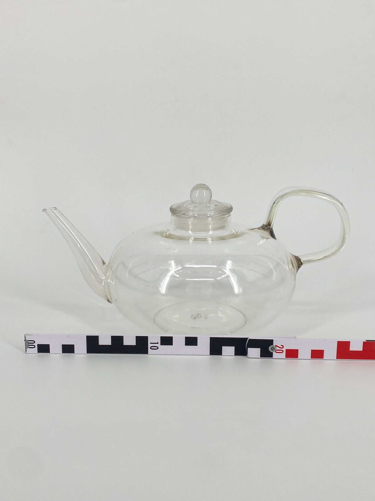 Glas Teekanne entworfen von Wilhelm Wagenfeld
