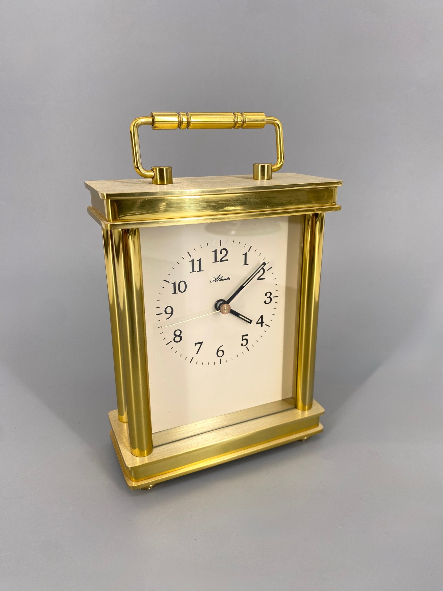 goldene, moderne Portaluhr von Atlanta