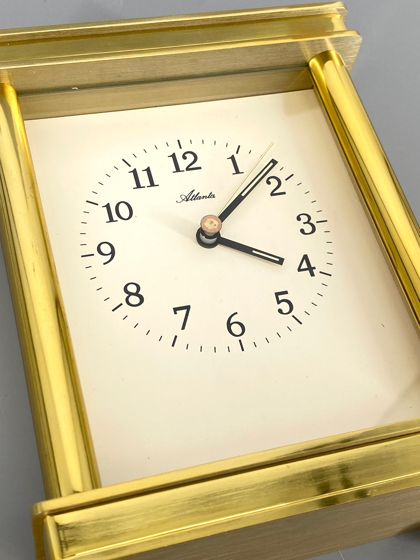 goldene, moderne Portaluhr von Atlanta