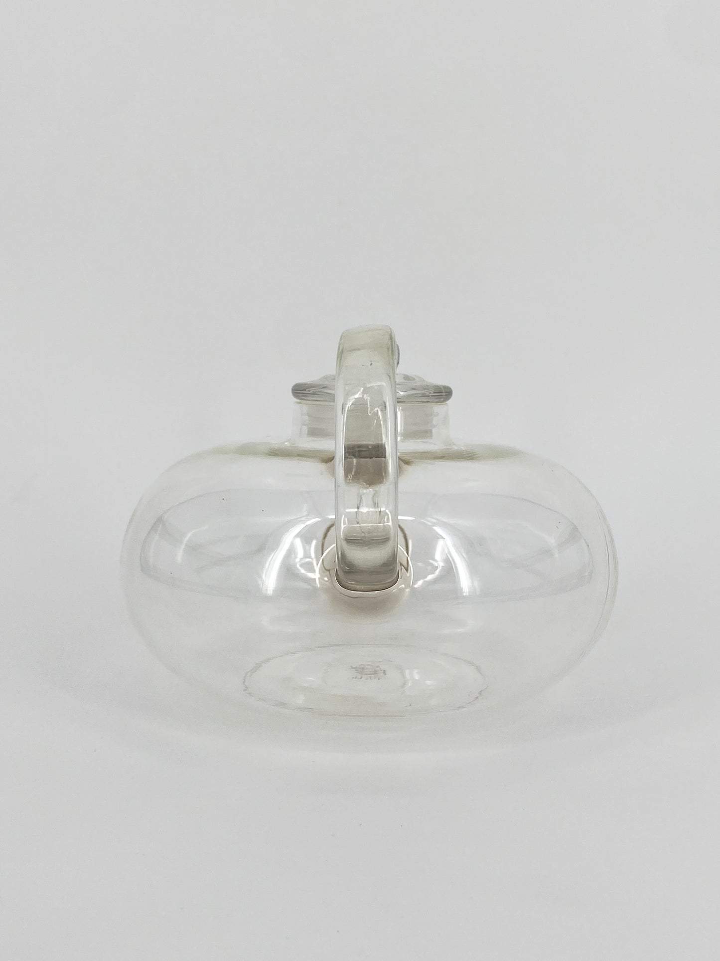 Glas Teekanne entworfen von Wilhelm Wagenfeld
