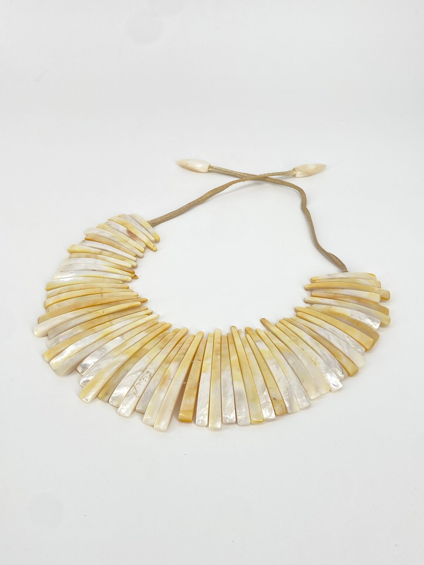 Perlmutt Colllier von Monies