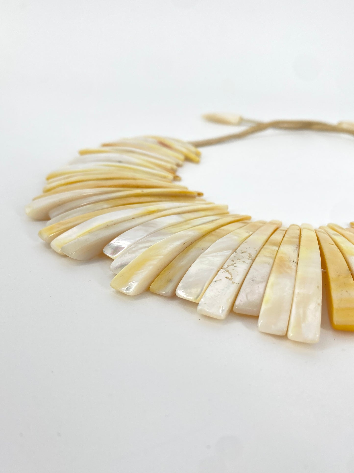 Perlmutt Colllier von Monies