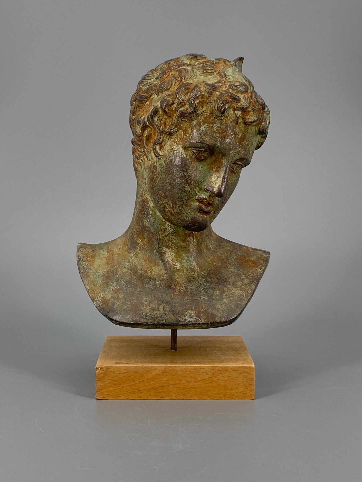 Büste "Jüngling von Marathon" Replik auf Holzsockel