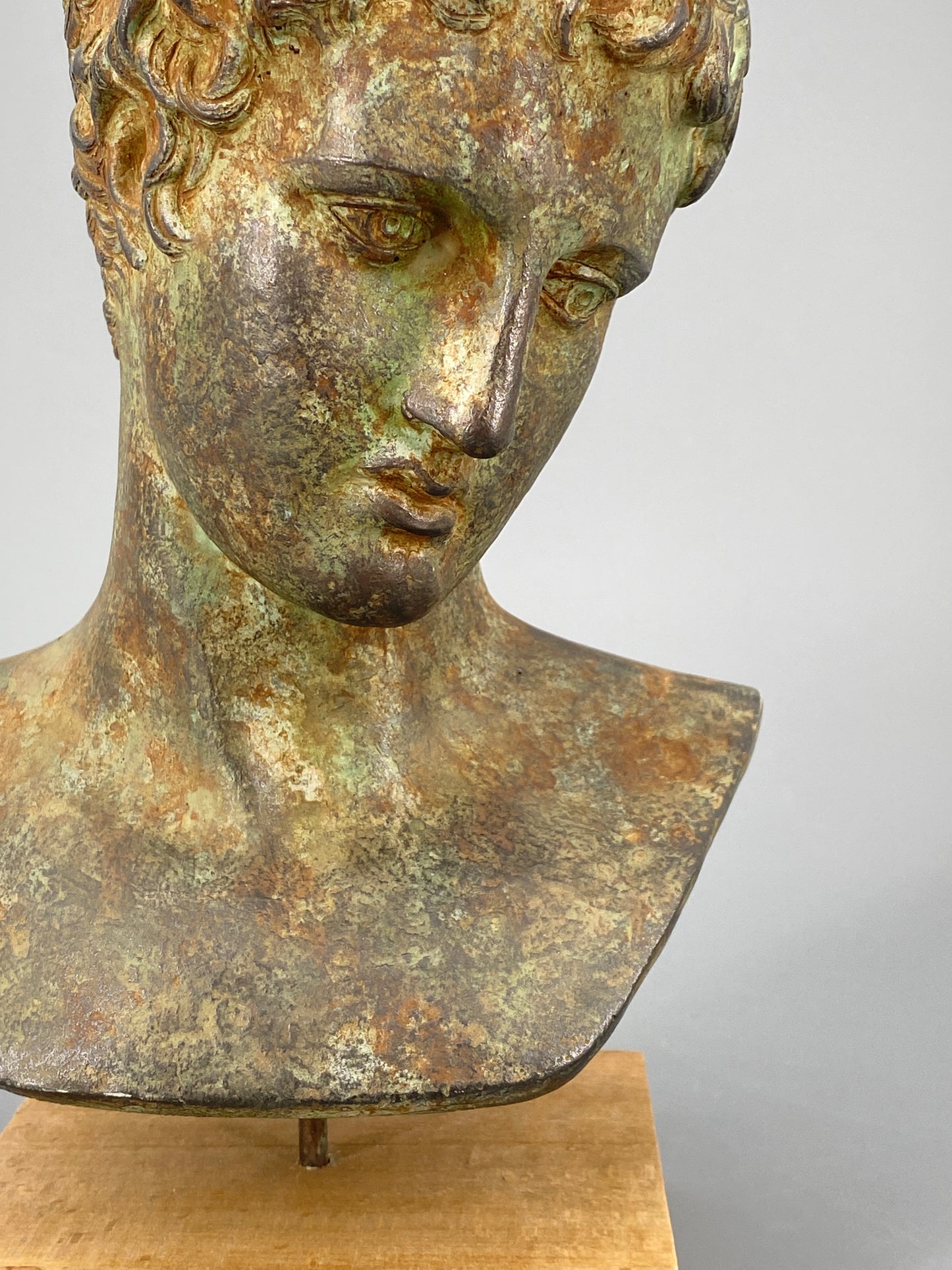 Büste "Jüngling von Marathon" Replik auf Holzsockel