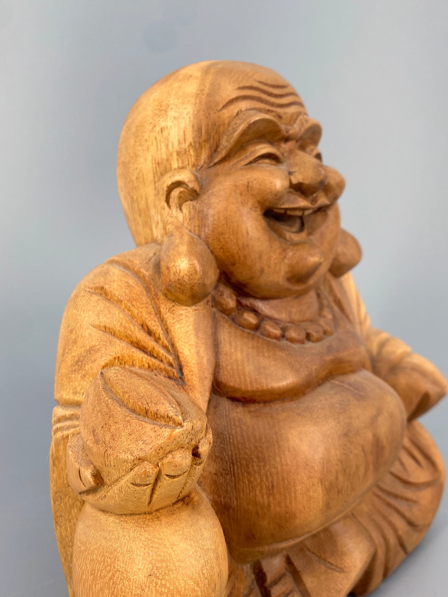 Handgeschnitzte Figur vom lachenden Buddah