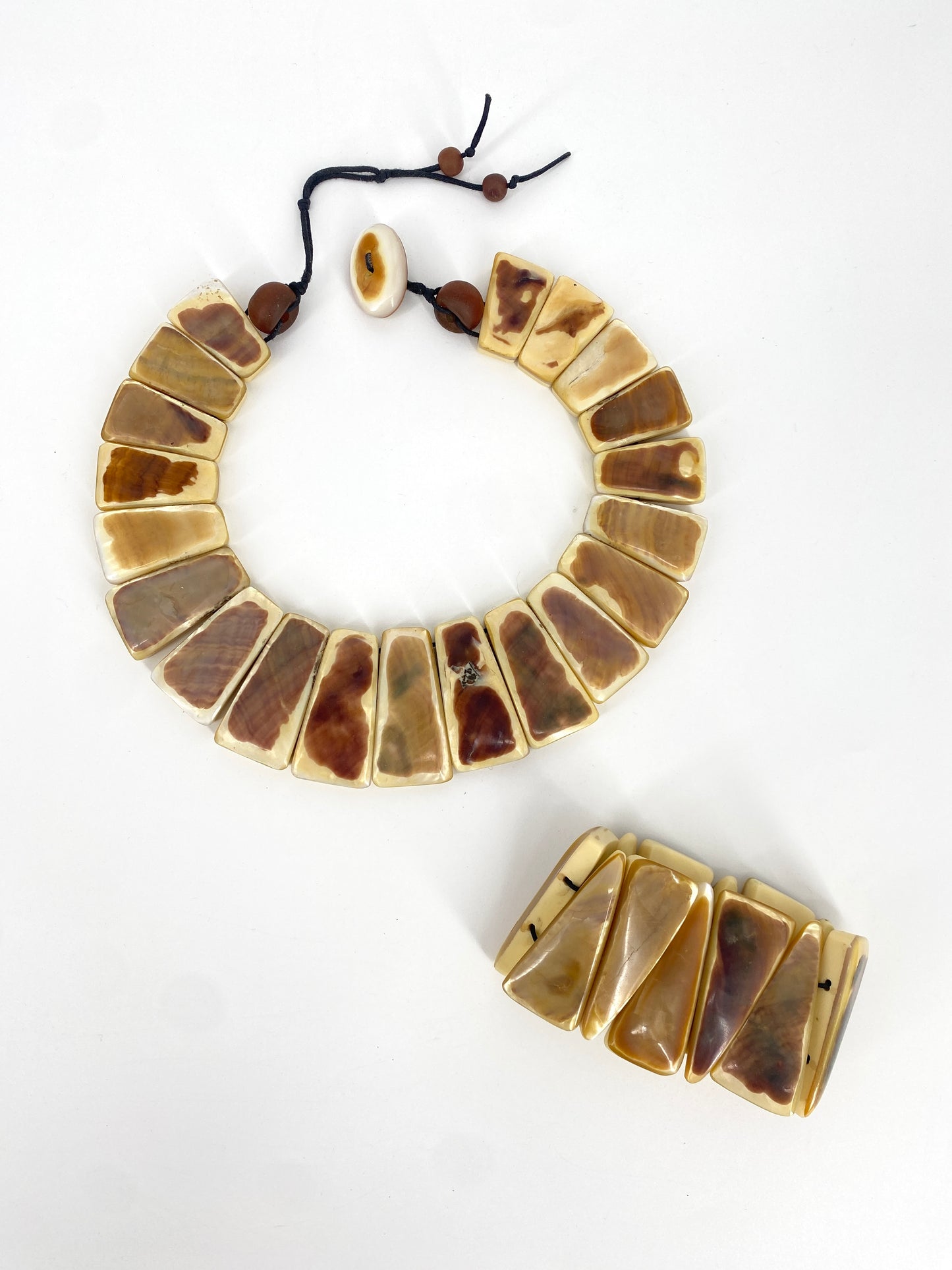 Collier und Armband mit Perlmutauflage