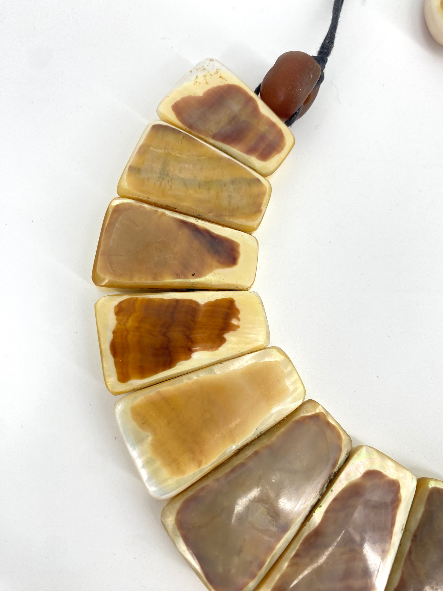 Collier und Armband mit Perlmutauflage