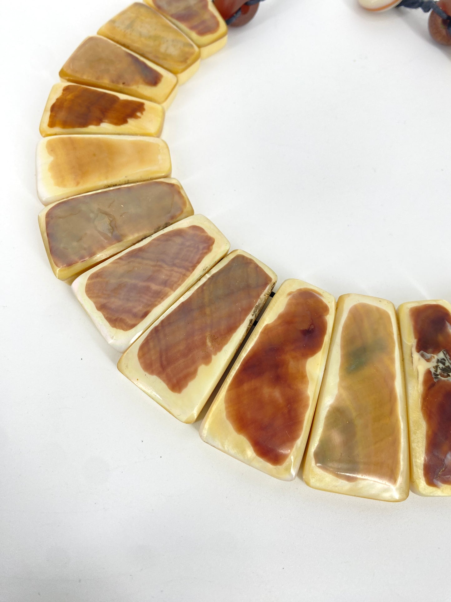 Collier und Armband mit Perlmutauflage