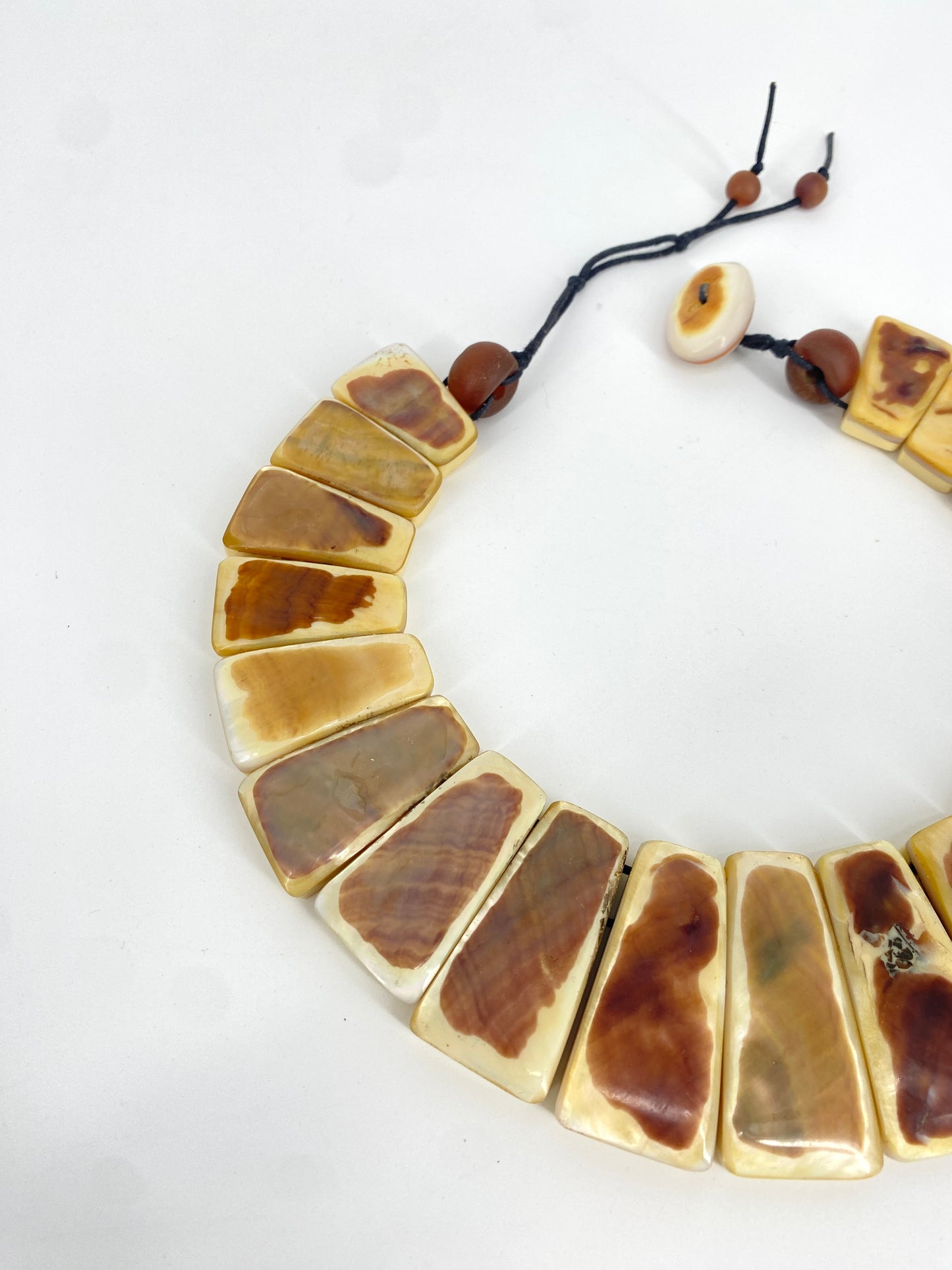 Collier und Armband mit Perlmutauflage