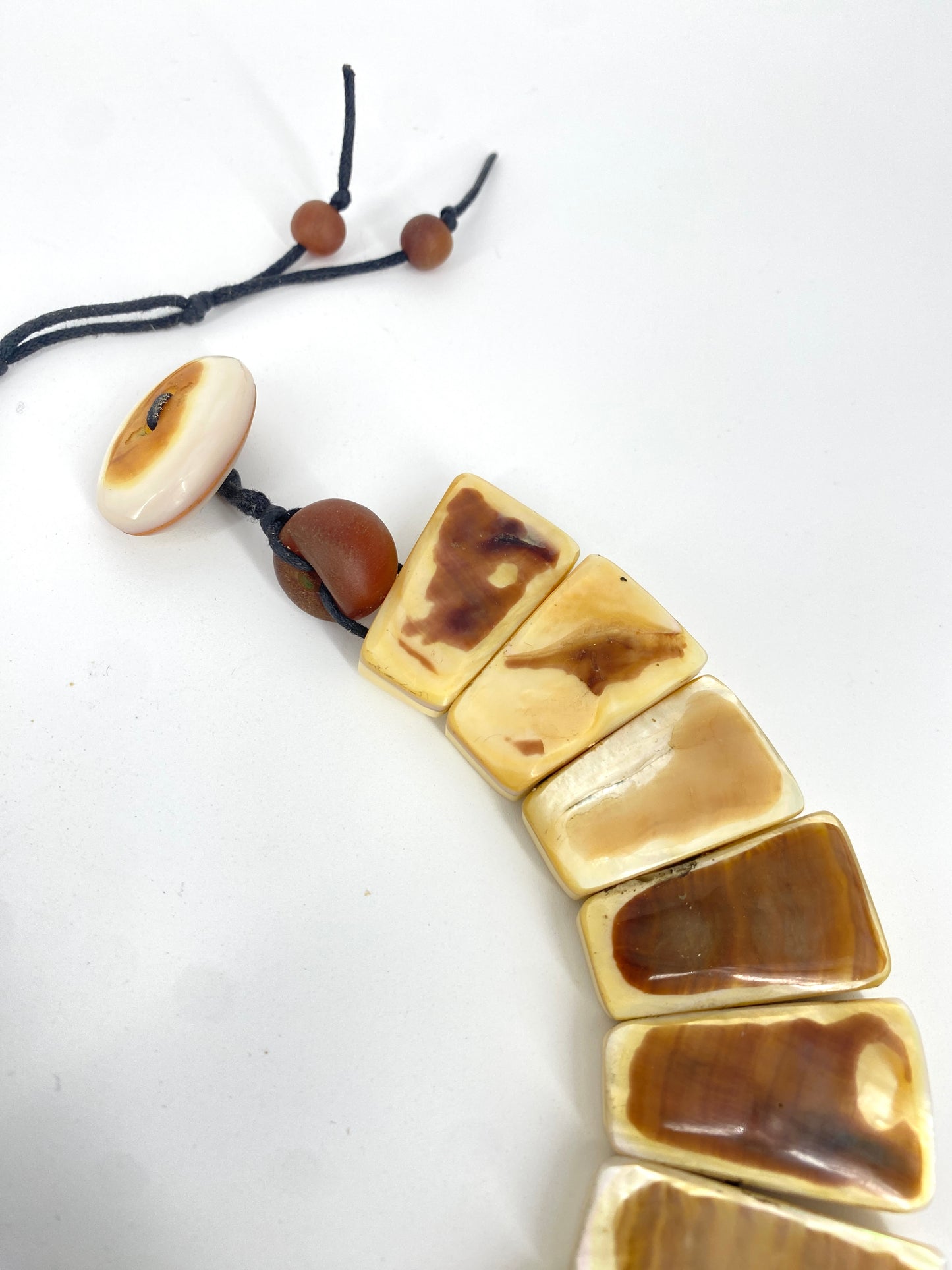 Collier und Armband mit Perlmutauflage