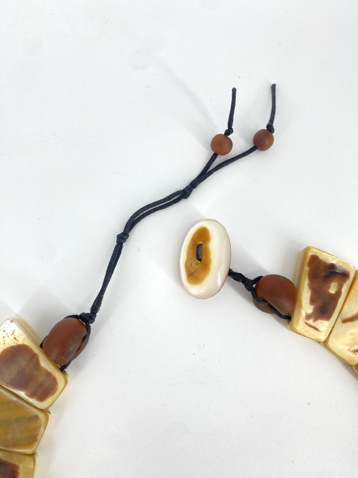 Collier und Armband mit Perlmutauflage